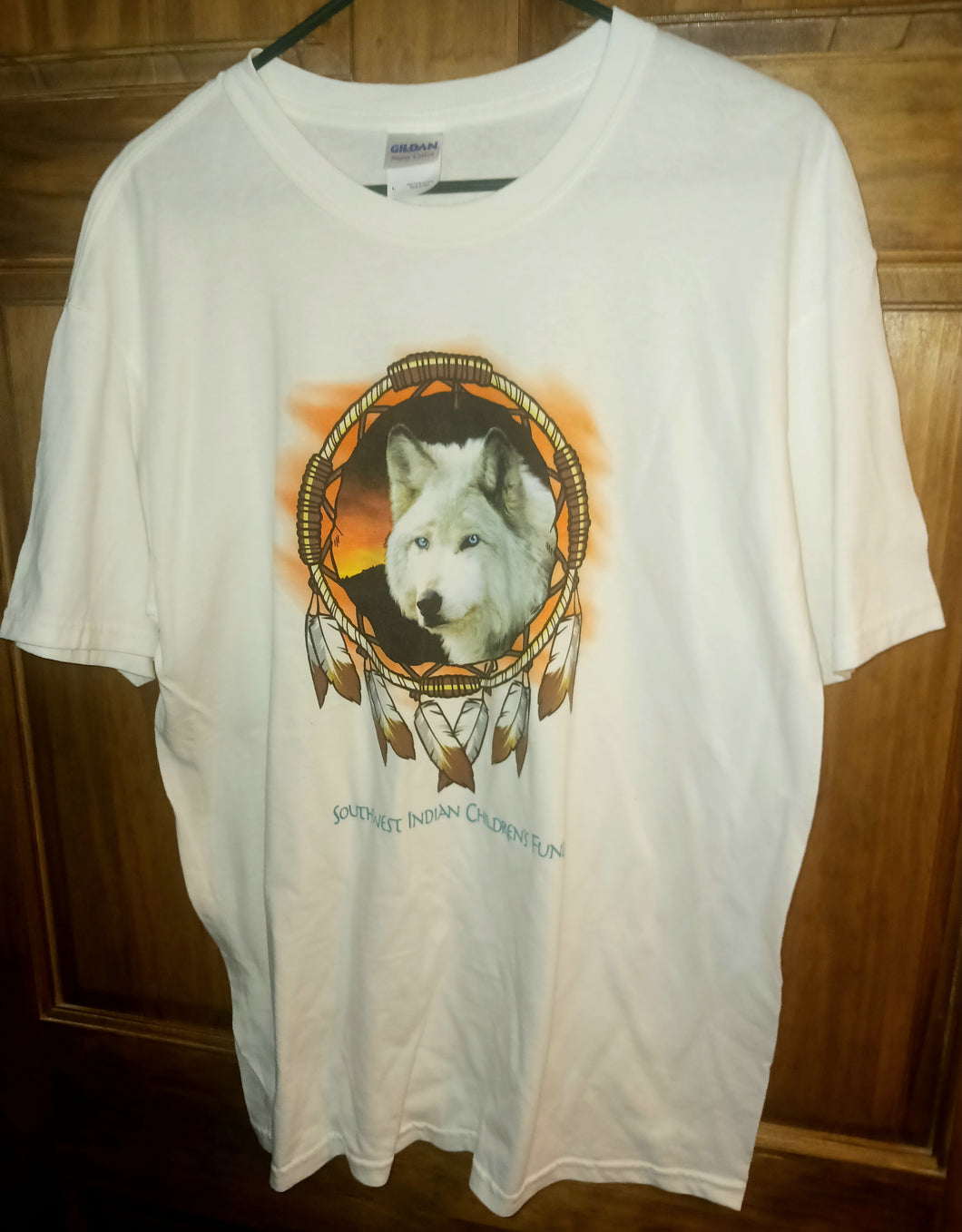Grey Wolf Dreamcatcher Feathers Graphic Print T-Shirt Men's Size Large Southwest Indian Children's Fund