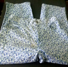 Load image into Gallery viewer, Jones New York Sport Misses Stretch Capris Size 6 Blue Floral Flowers Print
