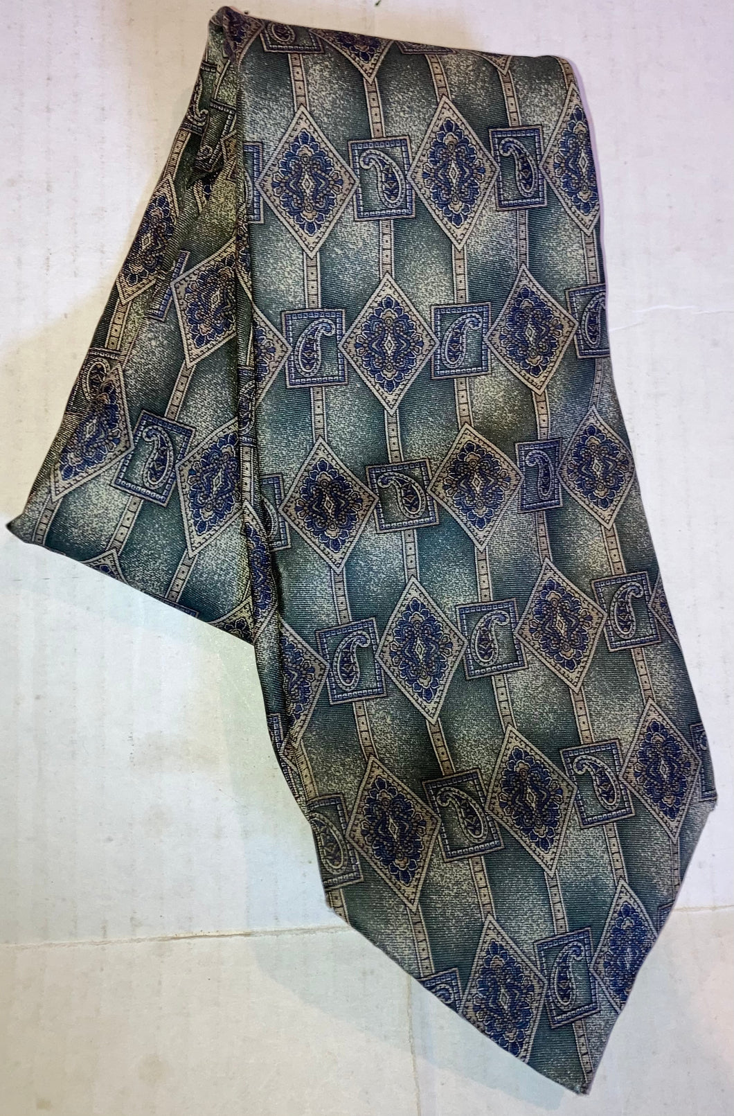 Van Huesen 417 Vintage Men’s Necktie Italian Silk Made in USA Green with Diamonds and Paisley Prints WPL 2831